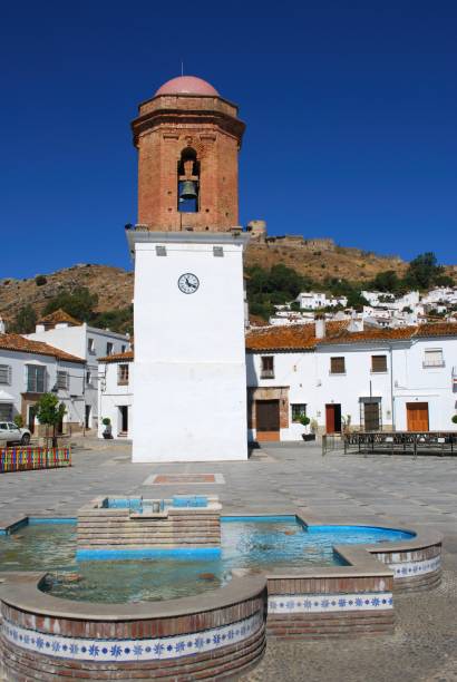 torre de sino e fonte na praça da cidade, jimena de la frontera, espanha. - spain tower town square andalusia - fotografias e filmes do acervo