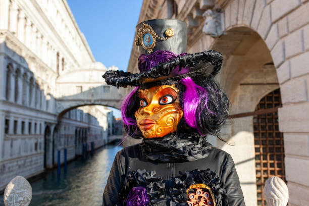 ヴェネツィア・カーニバル2020でポーズをとるマスク - mythology venice italy carnival mask ストックフォトと画像