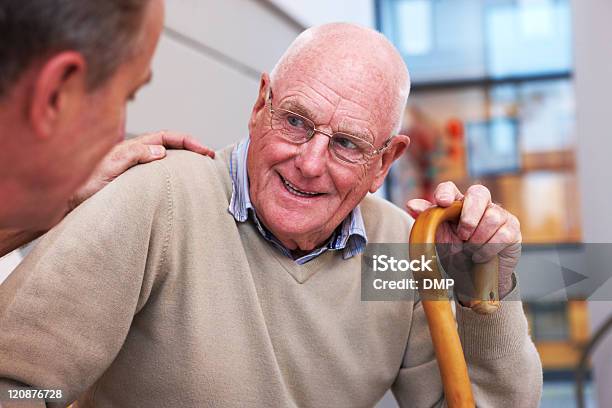 노인 남자 대화하는 노인에 대한 스톡 사진 및 기타 이미지 - 노인, 안경, 지팡이