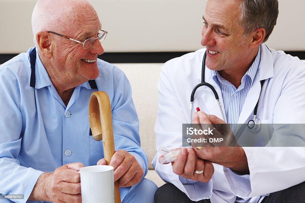 老人男性が話し、彼の医者 - 2人のロイヤリティフリーストックフォト