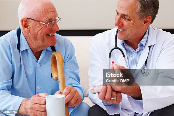 Foto de Homem Sênior Falando Com Seu Médico e mais fotos de stock de 50 Anos - 50 Anos, 70 anos, Adulto