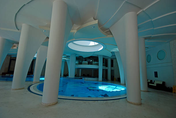 basen w spa - resort swimming pool swimming pool poolside curve zdjęcia i obrazy z banku zdjęć