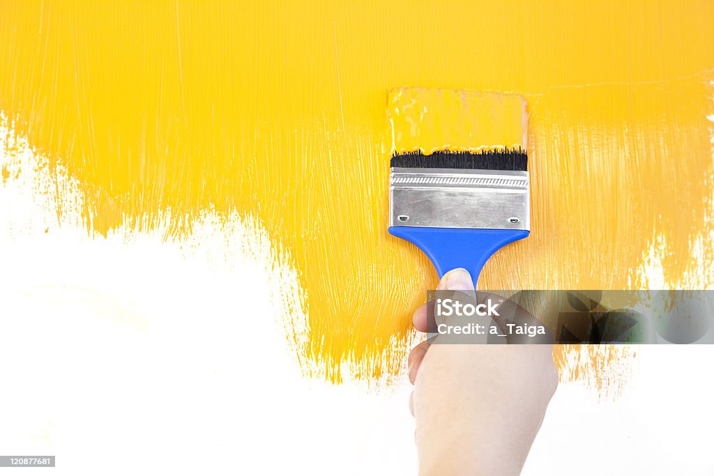 페인트 모양 및 브러시 및 손/흰색 배경/복사 공간이 - 로열티 프리 DIY 스톡 사진