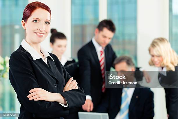 Foto de Encontro De Negócios Em Um Escritório e mais fotos de stock de Apresentação - Discurso - Apresentação - Discurso, Braço humano, Braços Cruzados