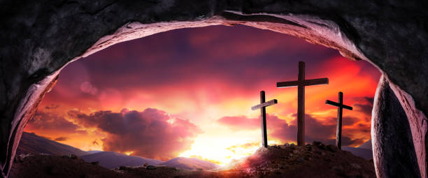 vista de tres cruces de madera y amanecer desde la tumba abierta - muerte y resurrección de jesucristo - jerusalem hills fotografías e imágenes de stock