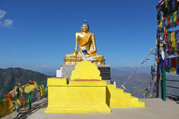 gran estatua del señor buda, colina dalai o colina flaf, mussoorie, uttarakhand, india - many colored prayer flags fotografías e imágenes de stock