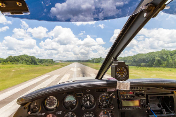 cockpit-ansicht der landung von kleinflugzeugen - propellerflugzeug stock-fotos und bilder