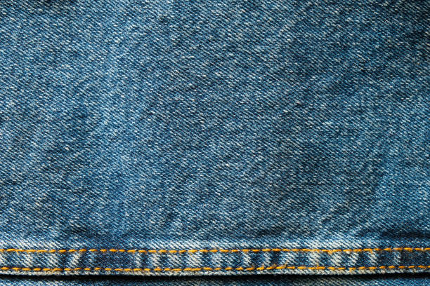 selektive fokus blaue jeans-denim-top-ansicht nah aufnahme bis zum detail des gewebes. textilmaterial und baumwolle patter zäh und langlebig kleidung stil. für hintergrund oder hintergrundbild mit kopierraum für text - fashion rough jacket garment stock-fotos und bilder
