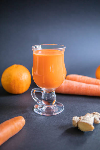 신선한 채소와 과일로 둘러싸인 유리 주스 - vegetable juice juice carrot tomato 뉴스 사진 이미지