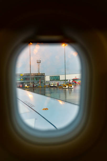 맨체스터 공항 비에 젖은 창을 통해 볼 - runway airport rain wet 뉴스 사진 이미지