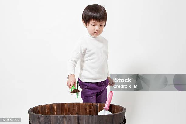 El Niño Que Hace De Jardinería Foto de stock y más banco de imágenes de Actividades recreativas - Actividades recreativas, Cedro rojo japonés, Color - Tipo de imagen