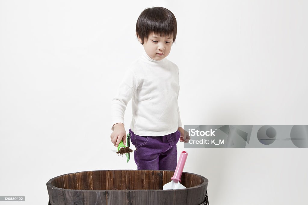 L'enfant qui fait de jardinage - Photo de Activité de loisirs libre de droits