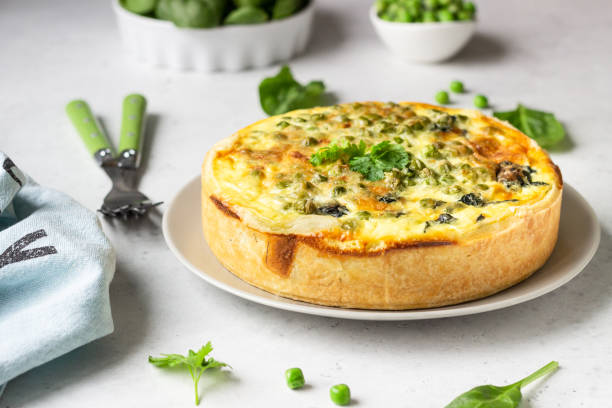 quiche di spinaci e piselli verdi, crostata o torta con ingredienti per la cottura. sfondo grigio chiaro, spazio di copia. - quiche foto e immagini stock