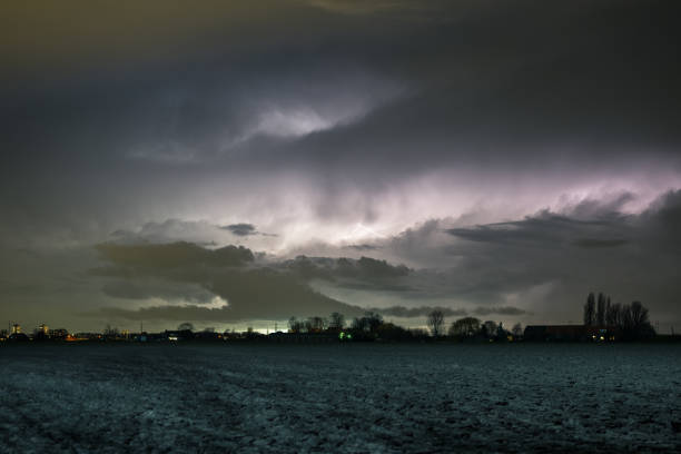 nube de tormenta sobre la parte occidental de los países bajos está iluminada por un rayo por la noche - western europe flash fotografías e imágenes de stock