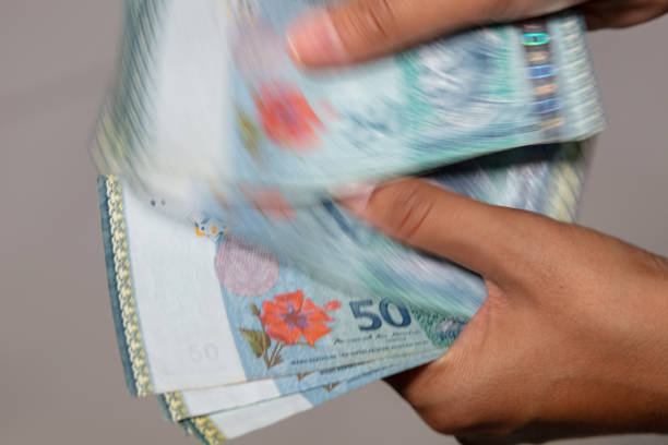 mani femminili che mostrano 50 ringgit malesi - malaysian ringgit foto e immagini stock