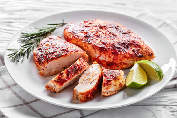 filetes de pollo saludables asados en pimentón - skinless chicken breast fotografías e imágenes de stock