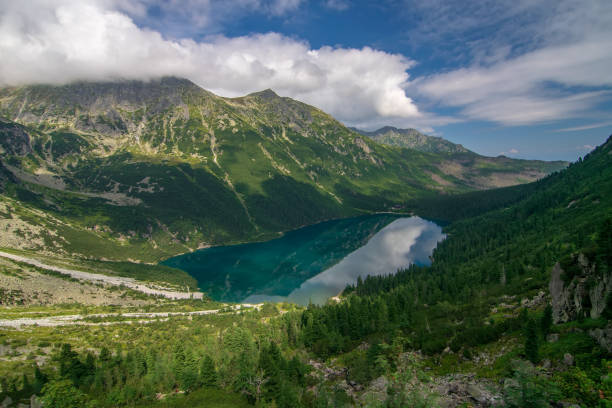 트레일에서 자르니 스타우, 타트라 산맥, 폴란드까지 의 산악 호수 모르스키 오코의 경치 - tatra mountains zakopane lake mountain 뉴스 사진 이미지