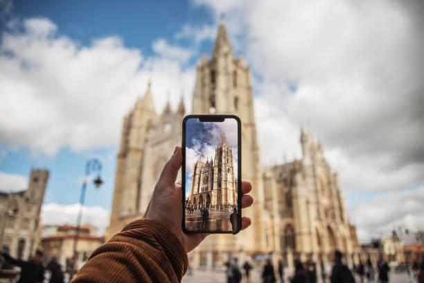 taking a picture of a monument with a modern smartphone - prayer call imagens e fotografias de stock