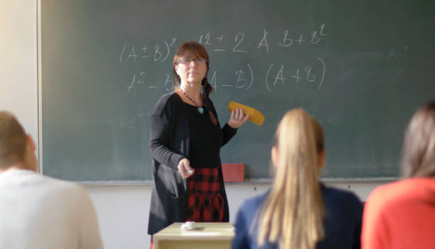 授業中に数学について話し合う女性教師 - collegian ストックフォトと画像
