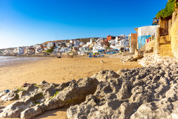 a praia em taghazout, marrocos - surf sand rock coastline - fotografias e filmes do acervo