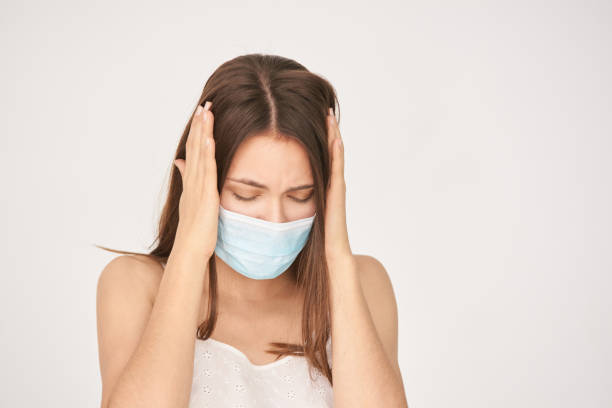 ragazza bianca di bellezza malata con maschera protettiva. virus corona di quarantena pandemica. malattia paziente influenzale. trattamento antinfluenzale - swine flu immagine foto e immagini stock