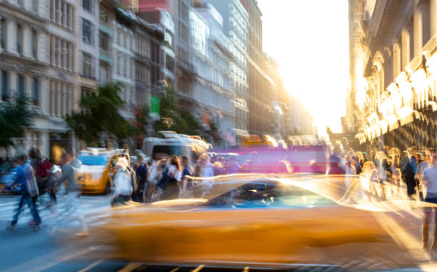 nowy jork zamazane abstrakcyjne sceny uliczne z ludźmi i taksówkami w midtown manhattan - manhattan new york city urban scene midtown manhattan zdjęcia i obrazy z banku zdjęć