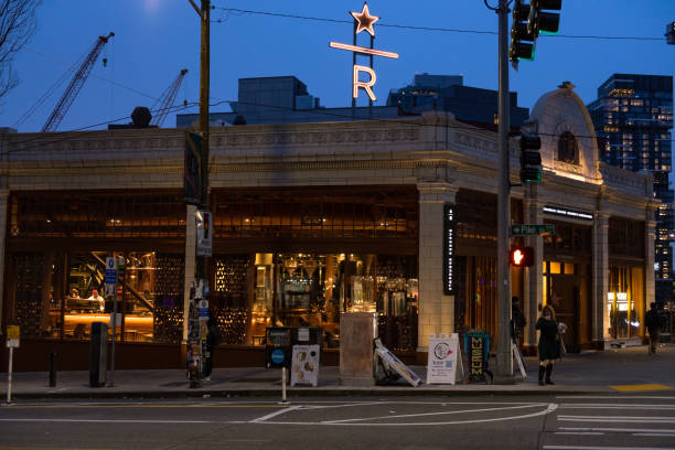 заповедник старбакс - starbucks sign coffee seattle стоковые фото и изображения