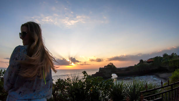 タバナン - タナロット寺院の女性のクローズアップ - tanah lot close up bali indonesia ストックフォトと画像