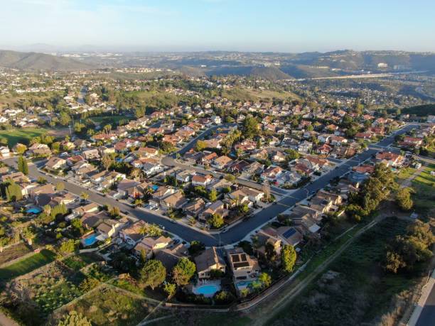 vista aérea del vecindario residencial de la casa de subdivisión moderna, al sur de california - aerial view building exterior suburb neighbor fotografías e imágenes de stock