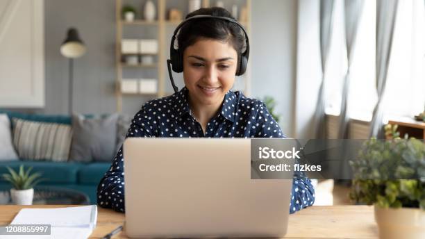 Tersenyum Milenial Etnis Perempuan Menonton Webinar Di Komputer Foto Stok - Unduh Gambar Sekarang
