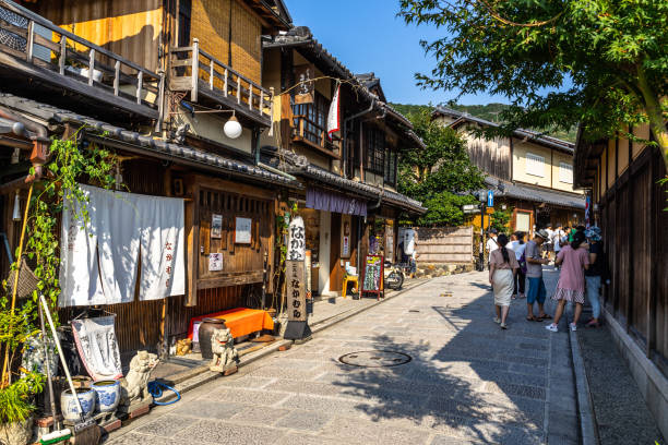 東山歴史地区の路地に沿って並ぶ典型的な木造住宅 - 祇園 ストックフォトと画像
