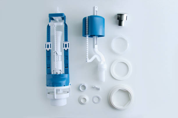 kit de fontanería para inodoro. accesorios de plástico para el inodoro sobre un fondo blanco. - pipe valve pipeline water pipe fotografías e imágenes de stock