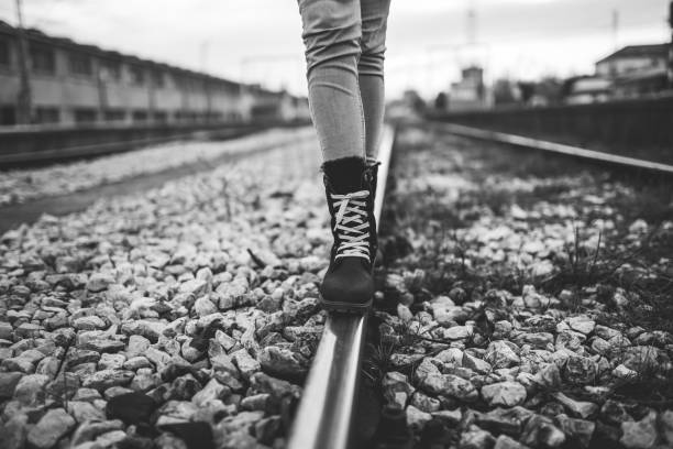 frau läuft auf den bahngleisen - leaving loneliness women railroad track stock-fotos und bilder