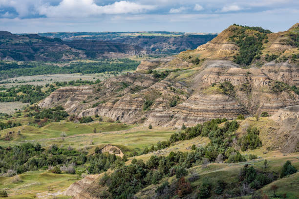 Overlook at the River Bend in the North Unit of Theodore Roosevelt National Park, North Dakota. Overlook at the River Bend in the North Unit of Theodore Roosevelt National Park, North Dakota. Little Missouri River causing the erosion into Badlands. theodore roosevelt national park stock pictures, royalty-free photos & images