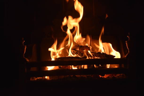 gorący czerwony węgiel drzewny w świątecznym kominku. tańczące płomienie świątecznego ognia z bali. - log fire firewood fire chimney zdjęcia i obrazy z banku zdjęć