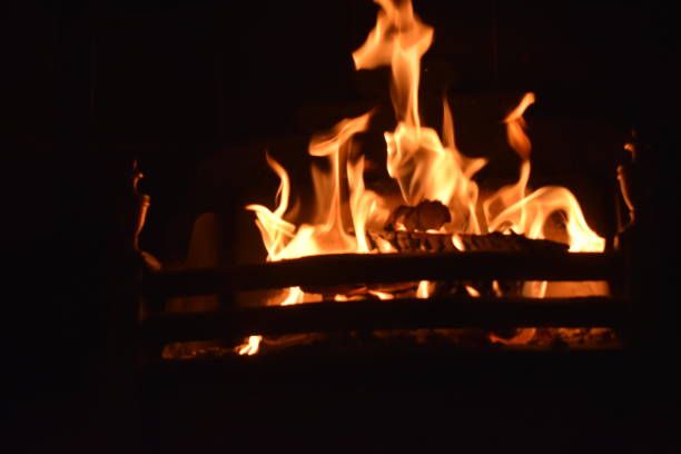 tańczące płomienie świątecznego ognia z bali. - log fire firewood fire chimney zdjęcia i obrazy z banku zdjęć