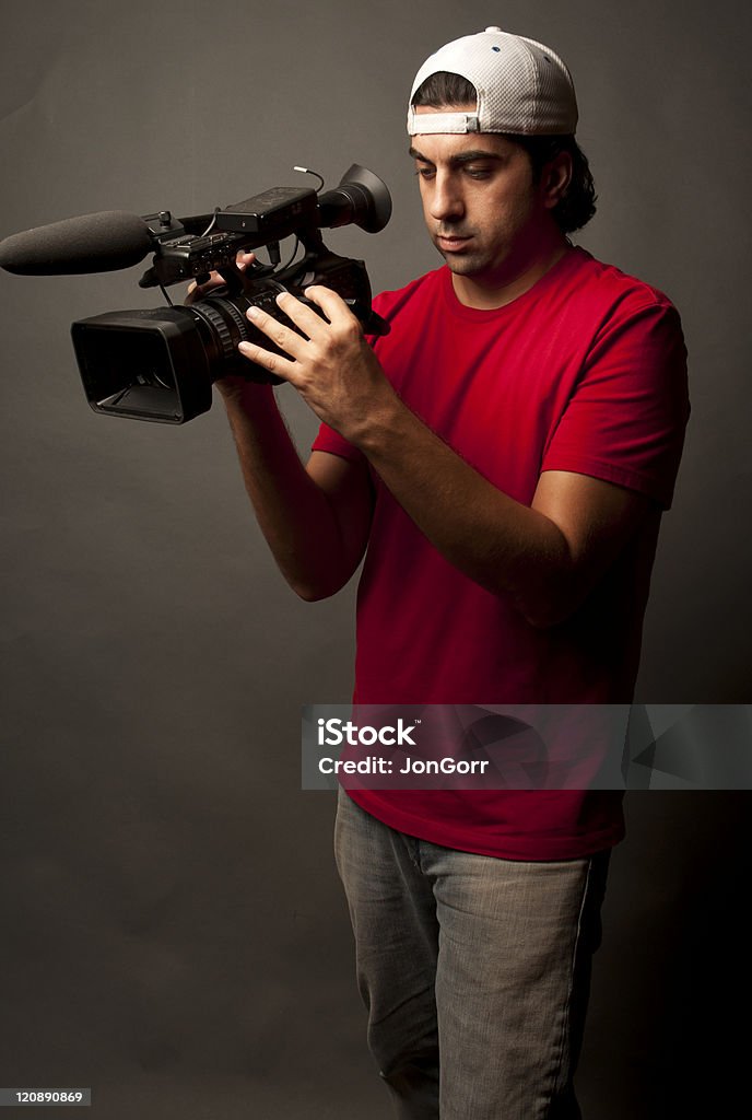 Młody mężczyzna kamery osoba filmowania - Zbiór zdjęć royalty-free (Operator kamery)