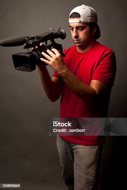 Młody Mężczyzna Kamery Osoba Filmowania - zdjęcia stockowe i więcej obrazów Operator kamery - Operator kamery, 20-29 lat, Codzienne ubranie