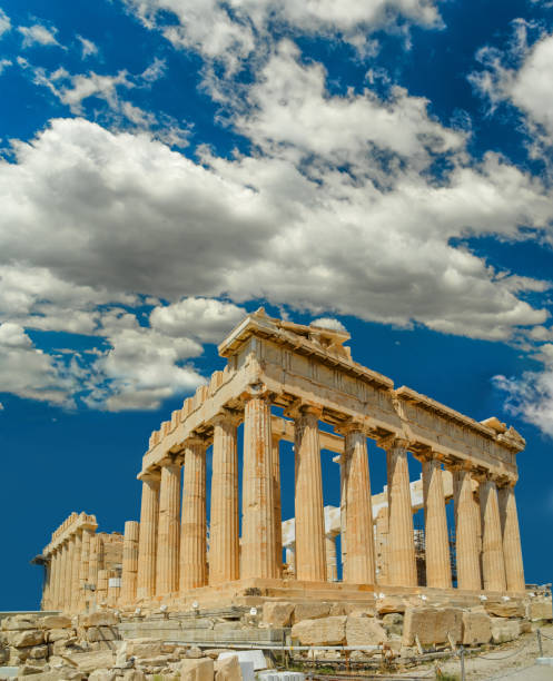 봄 시즌 푸른 하늘과 구름에 아테네 도시 그리스의 파르테논 - greek pantheon 뉴스 사진 이미지