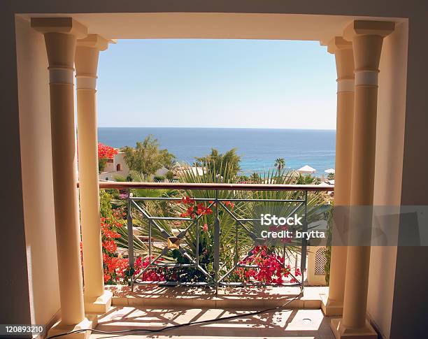 Frente Al Mar Foto de stock y más banco de imágenes de Balcón - Balcón, Buganvilla, Ajardinado