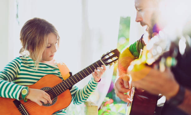 jam session mężczyzna i dziecko grać na gitarze - muzykoterapia zdjęcia i obrazy z banku zdjęć