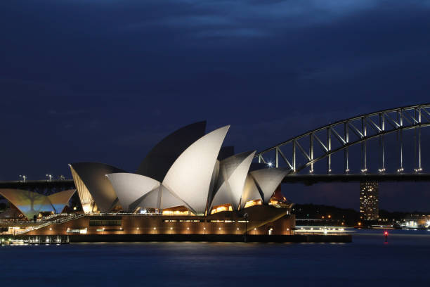 sydney opera house e harbor bridge - sydney australia sydney harbor australia night - fotografias e filmes do acervo