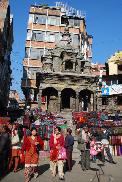 thamel è un quartiere commerciale che i turisti amano visitarelocalizzato a kathmandu, la capitale del nepal. - nepal bazaar kathmandu textile foto e immagini stock