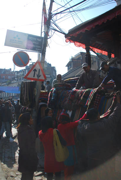 donne che acquistano lo scialle di lana prodotto locale sul ciglio della strada. - nepal bazaar kathmandu textile foto e immagini stock