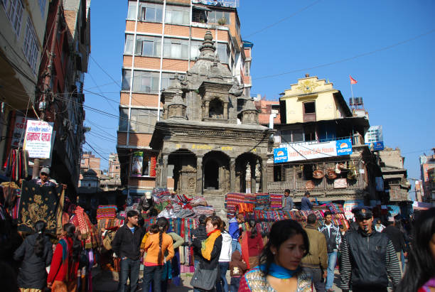 thamel est un quartier commercial que les touristes aiment visiter à katmandou, la capitale du népal. - nepal bazaar kathmandu textile photos et images de collection