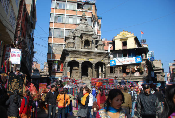 thamel è un quartiere commerciale che i turisti amano visitarelocalizzato a kathmandu, la capitale del nepal. - nepal bazaar kathmandu textile foto e immagini stock