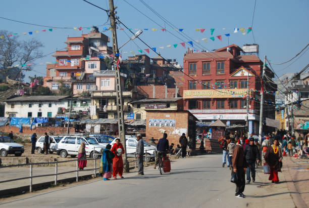 trafficata thamel street durante il pomeriggio d'inverno a kathmandu. - nepal bazaar kathmandu textile foto e immagini stock