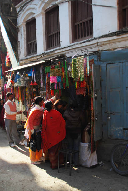 카트만두의 구시 가지에서 거리의 측면에서 쇼핑 하는 여성. - nepal bazaar kathmandu textile 뉴스 사진 이미지