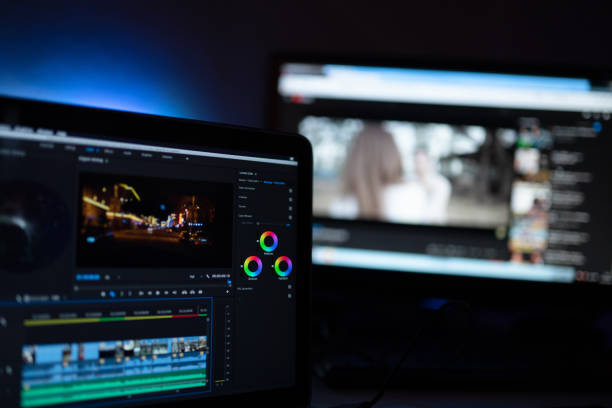 editor visualizza la valutazione del colore di modifica video per caricare contenuti sui social media o in tutto il mondo - editor foto e immagini stock