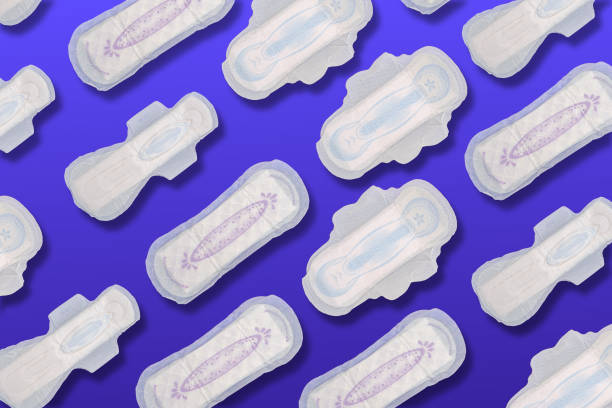 коллаж из санитарной прокладки или менструальных прокладок для легкого, регулярного и тяжелого потока на фиолетовом фоне - padding стоковые фото и изображения